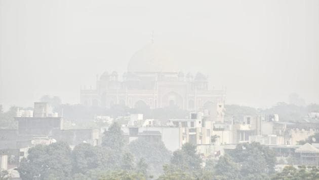 That’s Humayun’s Tomb in the distance, if once can make it out. The intensity of the crackers burst before 8pm, however, remained low. But as the festivities picked up, the faint echo of crackers grew louder. Some of the areas where people were seen bursting crackers beyond the stipulated time frame included Mayur Vihar Extension, Lajpat Nagar, New Delhi’s Lutyens Zone, IP Extension, Dwarka and Noida’s Sector 78. (Sanchit Khanna / HT Photo)