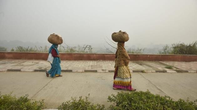 The overall AQI was recorded at 296 at 10pm after the top court’s deadline came to an end. Data from the Central Pollution Control Board (CPCB) data show the AQI at 7pm was 281 which rose to 291 at 8pm and escalated further to 294 at 9pm. (Biplov Bhuyan / HT Photo)