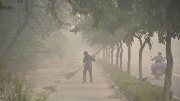 Online indicators of the city’s pollution monitoring stations indicated ‘poor’ and ‘very poor’ air quality as the volume of PM2.5 and PM10 in the air, which enter the respiratory system and reach the bloodstream, sharply rose after around 8pm. According to the CPCB data, the 24-hour rolling averages of PM2.5 and PM10 were 146 and 275 micrograms per cubic metre respectively. (Biplov Bhuyan / HT Photo)
