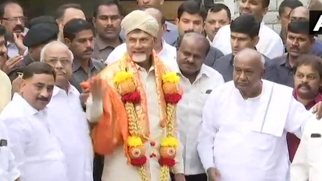 TDP chief and Andhra Pradesh Chief Minister N. Chandrababu Naidu on Thursday met Janata Dal-Secular (JD-S) supremo HD Deve Gowda in Bengaluru in a bid to unite the opposition parties against the BJP ahead of the 2019 general elections.(ANI Photo) TDP chief and Andhra Pradesh Chief Minister N. Chandrababu Naidu on Thursday met Janata Dal-Secular (JD-S) supremo HD Deve Gowda in Bengaluru in a bid to unite the opposition parties against the BJP ahead of the 2019 general elections.(ANI Photo)