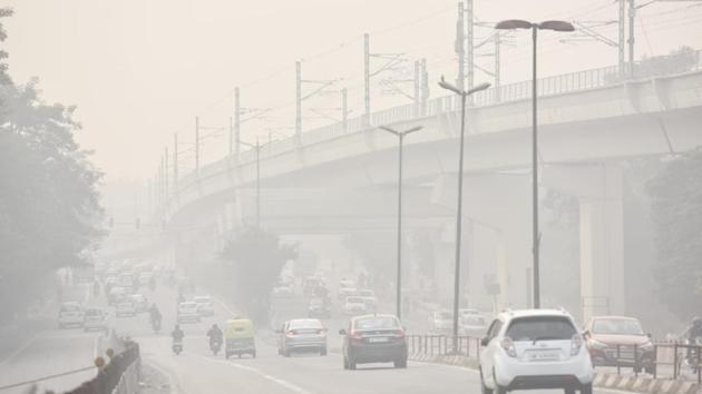 Heavy smog engulfed after diwali celebrations in National capital (Sanchit Khanna/HT Photo) Heavy smog engulfed after diwali celebrations in National capital (Sanchit Khanna/HT Photo)