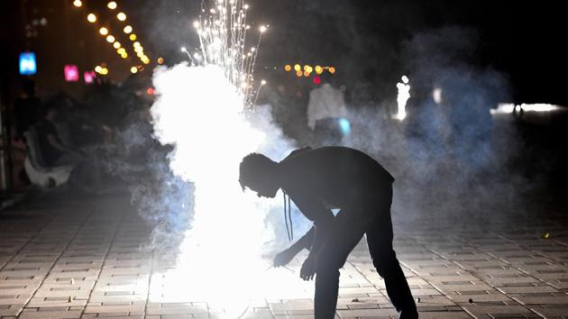 Guidelines prescribed by the Supreme Court (SC) had placed restrictions on the bursting of firecrackers between 8pm and 10pm.(HT File Photo)