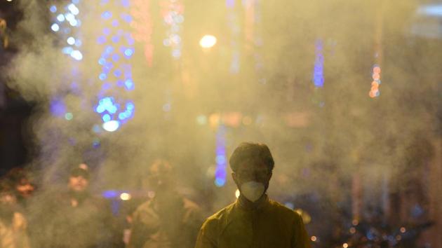 Delhi’s air quality worsened through the day and went off the charts by the evening as the city recorded its worst quality air of the year the morning after Diwali, authorities said Thursday. (HT PHOTO) Delhi’s air quality worsened through the day and went off the charts by the evening as the city recorded its worst quality air of the year the morning after Diwali, authorities said Thursday. (HT PHOTO)