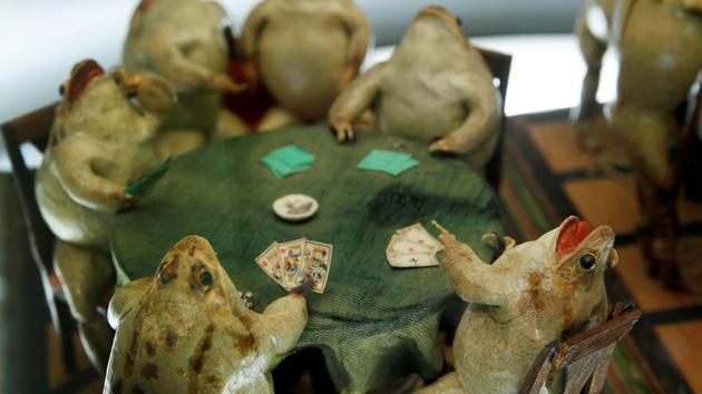 A game of cards between friends. Perrier began collecting frogs on his walks across the countryside and would gut them, filling the sacks with sand before posing them in these dioramas replicating everyday life. (Denis Balibouse / REUTERS) 