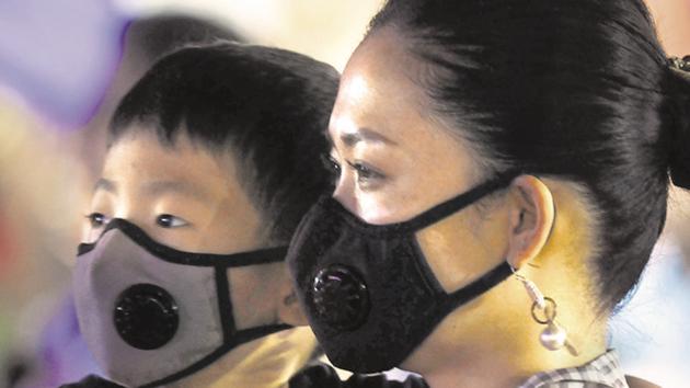 A woman and child wearing masks to protect themselves from air pollution, in Gurugram, November 03 (Parveen Kumar / Hindustan Times) A woman and child wearing masks to protect themselves from air pollution, in Gurugram, November 03 (Parveen Kumar / Hindustan Times)
