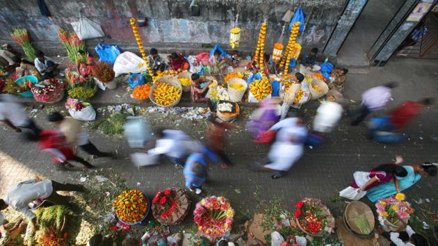 The BMC has now set for itself an ambitious target of December to finalise hawking pitches and give hawkers the certificates necessary for street vending. (HT File) The BMC has now set for itself an ambitious target of December to finalise hawking pitches and give hawkers the certificates necessary for street vending. (HT File)