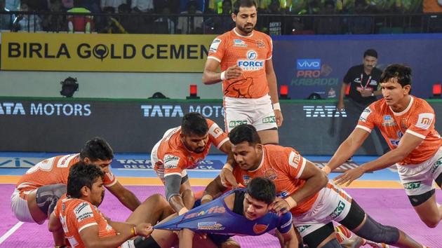 Players in action during the Pro Kabaddi league match between Dabang Delhi and Haryana Steelers.(PTI) Players in action during the Pro Kabaddi league match between Dabang Delhi and Haryana Steelers.(PTI)