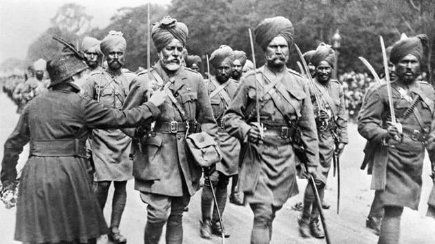 During a march past of Indian troops, a woman pins flowers on to the tunic of one of the soldiers.(Imperial War Museums)