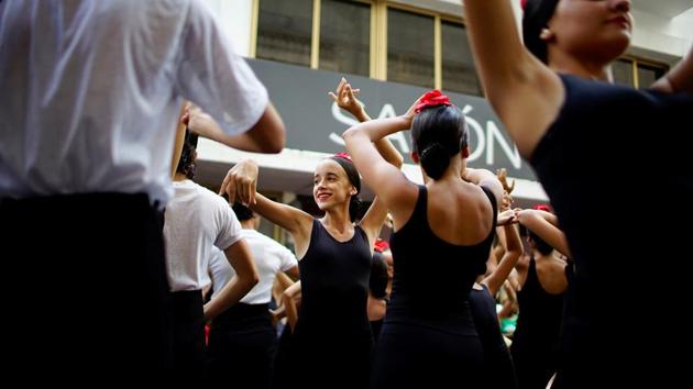 Ballet dancers perform on a street in Havana, Cuba. (Alexandre Meneghini / REUTERS) Ballet dancers perform on a street in Havana, Cuba. (Alexandre Meneghini / REUTERS)