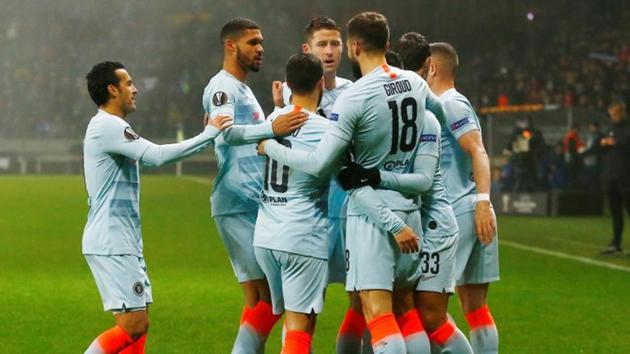 Chelsea’s Olivier Giroud celebrates scoring their first goal with Gary Cahill and team mates.(REUTERS) Chelsea’s Olivier Giroud celebrates scoring their first goal with Gary Cahill and team mates.(REUTERS)