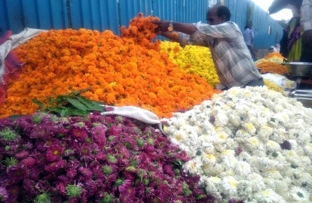 Vendors sell flowers ahead of Laxmi Pujan on Sinhgad road. (HT PHOTO) Vendors sell flowers ahead of Laxmi Pujan on Sinhgad road. (HT PHOTO)