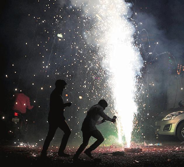 People celebrating Diwali at Market yard.(Rahul Raut/HT PHOTO))
