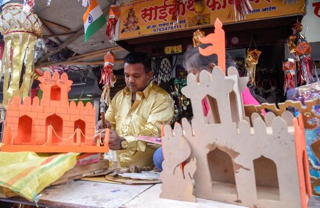 A man gives final touches to wooden forts (kila) before putting them up for sale at Ravivar peth. (Sanket Wankhade/HT PHOTO) A man gives final touches to wooden forts (kila) before putting them up for sale at Ravivar peth. (Sanket Wankhade/HT PHOTO)