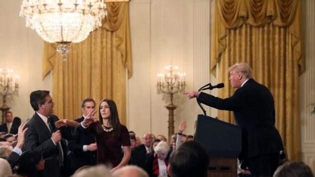 A White House staff member reaches for the microphone held by CNN’s Jim Acosta as he questions US President Donald Trump during a news conference following midterm congressional elections at the White House in Washington. (Jonathan Ernst / REUTERS) A White House staff member reaches for the microphone held by CNN’s Jim Acosta as he questions US President Donald Trump during a news conference following midterm congressional elections at the White House in Washington. (Jonathan Ernst / REUTERS)