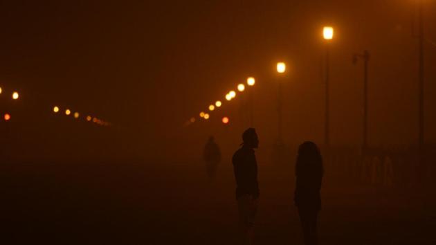 People seen standing on roadside amid heavy smog the day after Diwali, near India Gate, in New Delhi, on Thursday, November 8, 2018.(Biplov Bhuyan/HT PHOTO)