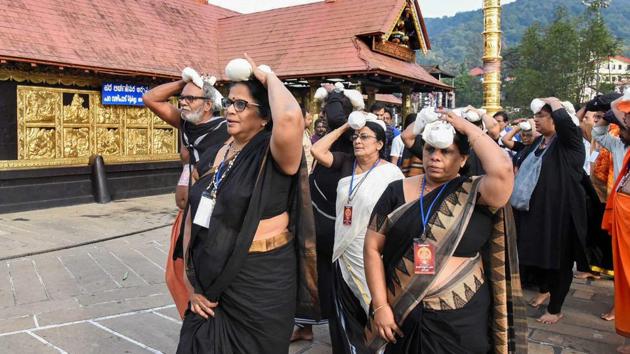 A group of elderly women arrive at Sabarimala temple, after a woman reached near the 18 holy steps of the hilltop shrine and agitators heckled her over her age, at Sabarimala, on Nov 06, 2018.(PTI File)