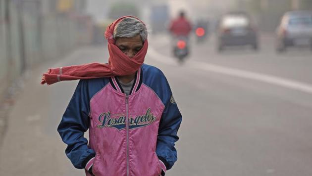 A man covers his face as he walks during heavy smog after Diwali, at Moti Bagh, in New Delhi, on Thursday, November 8, 2018. (Sanchit Khanna/HT PHOTO) A man covers his face as he walks during heavy smog after Diwali, at Moti Bagh, in New Delhi, on Thursday, November 8, 2018. (Sanchit Khanna/HT PHOTO)