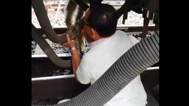 The Digha-bound Howrah Digha express moved some distance with Railway Protection Force personnel frantically shouting, trying to catch the attention of the driver.(Video screenshot) The Digha-bound Howrah Digha express moved some distance with Railway Protection Force personnel frantically shouting, trying to catch the attention of the driver.(Video screenshot)