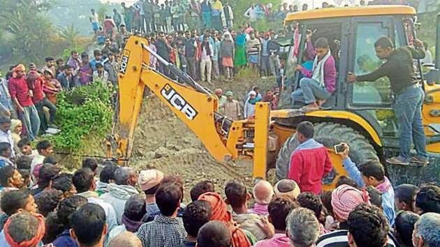 The incident happened near Maiya-Pokhra Ghat at Najirpur village when people were digging the soil to make earthen ovens to prepare prasad for Chhath(HT Photo)