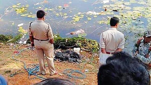 Policemen carrying out investigation after recovery of a body from Ratu Pond in Ranchi on Friday(HT Photo)
