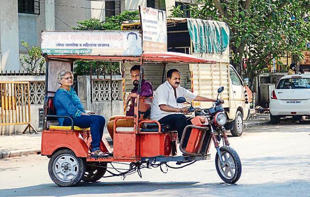 People using e-rickshaw for transport in Aundh. The e-rickshaw runs on battery and does not pollute the environment.(MILIND SAURKAR/HT PHOTO)
