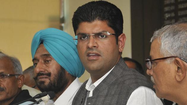 Dushyant Chautala Addressing the media during press conference at press club sector 27 Chandigarh on Saturday, November 10, 2018.(Karun Sharma/HT Photo)
