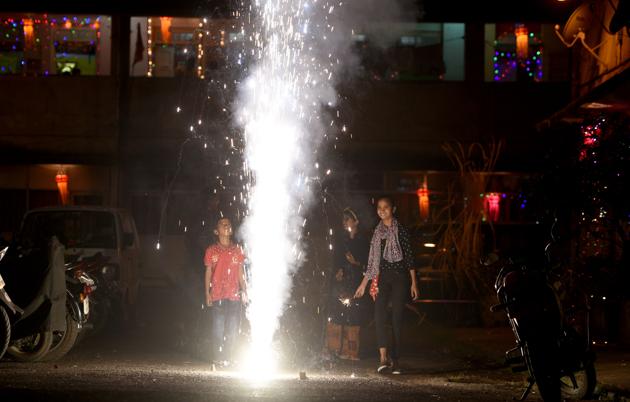 Children celebrate Diwali at Parel.(Satyabrata Tripathy/HT Photo)