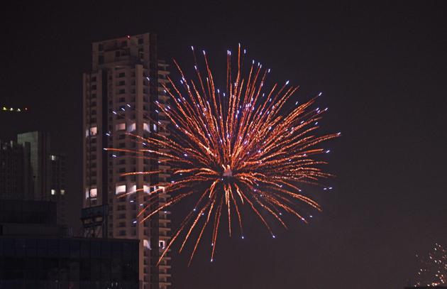 A firecracker adds a dash of festive colour to the sky over Prabhadevi.(Satyabrata Tripathy/HT Photo)