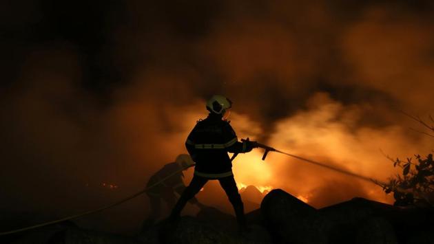 Firefighters attempt to douse a fire that broke out in Mumbai, Maharashtra. (Francis Mascarenhas / REUTERS) Firefighters attempt to douse a fire that broke out in Mumbai, Maharashtra. (Francis Mascarenhas / REUTERS)