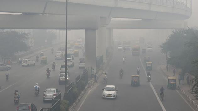 A Delhi Metro train (top) and vehicles drive past amids heavy smog in New Delhi on November 5, 2018. - Smog levels spike during winter in Delhi, when air quality often eclipses the World Health Organization's safe levels. Cooler air traps pollutants -- such as from vehicles, building sites and farmers burning crops in regions outside the Indian capital -- close to the ground. (Photo by Prakash SINGH / AFP)(AFP)