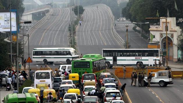 ISBT Kashmere Gate and Chirag Dilli flyovers witness about 250,000-300,000 vehicles a day, traffic police data reveals. About 150,000-200,000 vehicles use Lodhi Road and Oberoi flyovers daily.(HT File Photo)