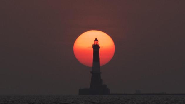 The sun sets behind a lighthouse in Mumbai, Maharashtra. (Pratik Chorge / HT Photo) The sun sets behind a lighthouse in Mumbai, Maharashtra. (Pratik Chorge / HT Photo)