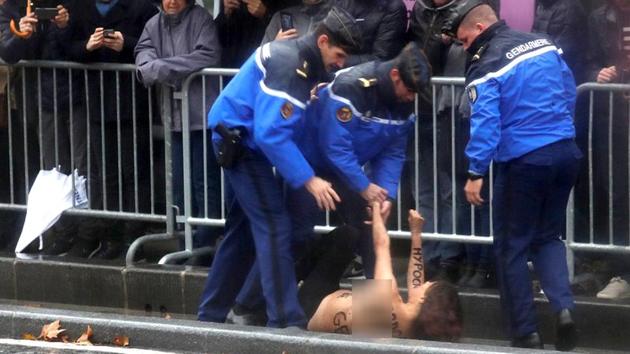 Police officers detain a protester who tried to jump into the motorcade of US president Donald Trump on his way to the commemoration ceremony for Armistice Day, 100 years after the end of World War One at the Arc de Triomphe, in Paris, France, November 11, 2018. (Reuters Photo) Police officers detain a protester who tried to jump into the motorcade of US president Donald Trump on his way to the commemoration ceremony for Armistice Day, 100 years after the end of World War One at the Arc de Triomphe, in Paris, France, November 11, 2018. (Reuters Photo)