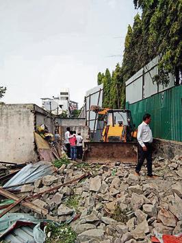 PMC’s anti- encroachment squad demolishing illegal structures (HT PHOTO) PMC’s anti- encroachment squad demolishing illegal structures (HT PHOTO)