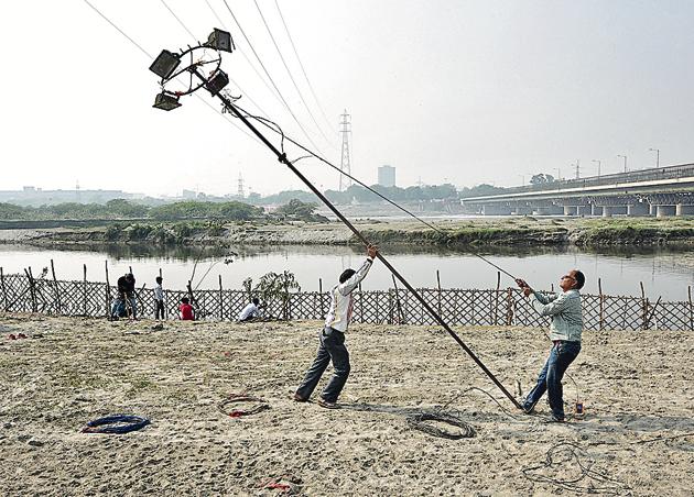 Preparations underway at Hatti Yamuna Ghat near ITO for the upcoming Chhath Puja in New Delhi, India, on Sunday(Sonu Mehta/HT PHOTO) Preparations underway at Hatti Yamuna Ghat near ITO for the upcoming Chhath Puja in New Delhi, India, on Sunday(Sonu Mehta/HT PHOTO)