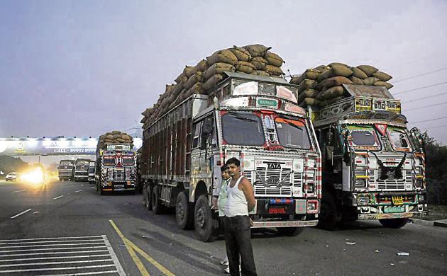 Truck Ban: Long Queues Of Parked Trucks Affect Traffic Movement In DND ...