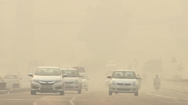 Commuters drive through heavy smog in New Delhi as the pollution level entered 'severe-plus emergency' category.(AP)