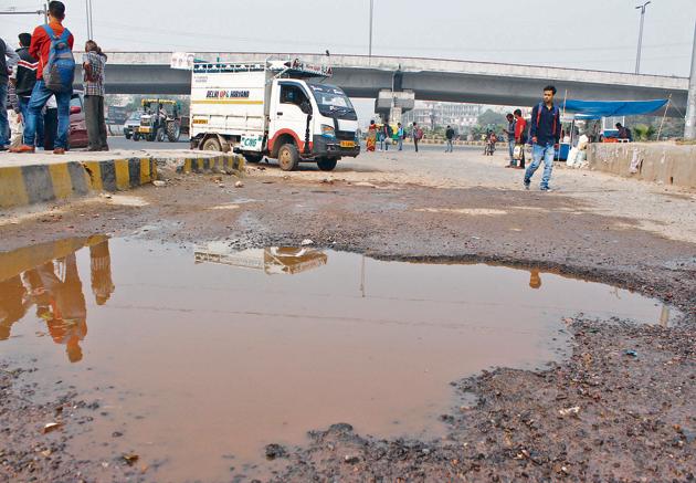 Potholed road near Subhash Chowk, in Gurugram, India, on Saturday, November 10, 2018 (Yogendra Kumar/HT PHOTO) Potholed road near Subhash Chowk, in Gurugram, India, on Saturday, November 10, 2018 (Yogendra Kumar/HT PHOTO)