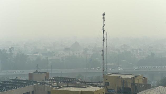 A thick blanket of dust and haze envelops the city skyline in New Delhi, on Nov 10, 2018.(PTI)