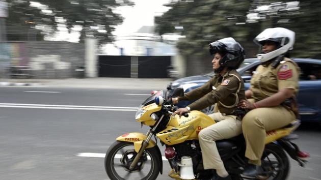 A team of six Delhi Police personnel patrolling on ‘Raftaar’ motorcycles caught two suspected snatchers last week in the narrow bylanes of west Delhi.(HT File / Representative Photo)