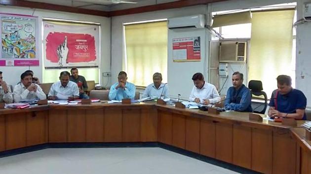 District election officer Siddharth Mahajan in a meeting of returning officers (ROs) of all 19 assembly constituencies in Jaipur district on Sunday, November 11, 2018. (HT Photo)