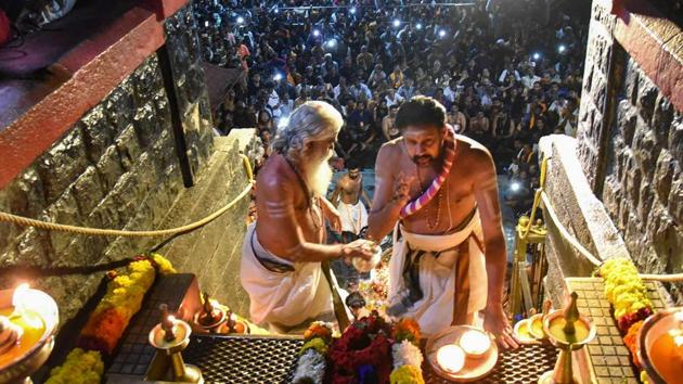 Sabarimala Thathri Kandarau Rajeevararu and Melsanthi AV Unnikrishnan Namboothiri performing 'Padipooja' at Sabarima Temple, on Nov 6, 2018.(PTI)