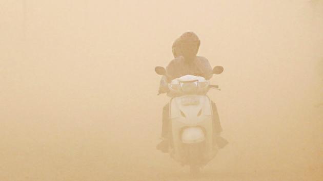Commuters on their way through heavy dust which connects National Highway 248A to Teekli at sector 68, near Badshahpur, in Gurugram, on Sunday, November 11, 2018. (Yogendra Kumar/HT PHOTO) Commuters on their way through heavy dust which connects National Highway 248A to Teekli at sector 68, near Badshahpur, in Gurugram, on Sunday, November 11, 2018. (Yogendra Kumar/HT PHOTO)