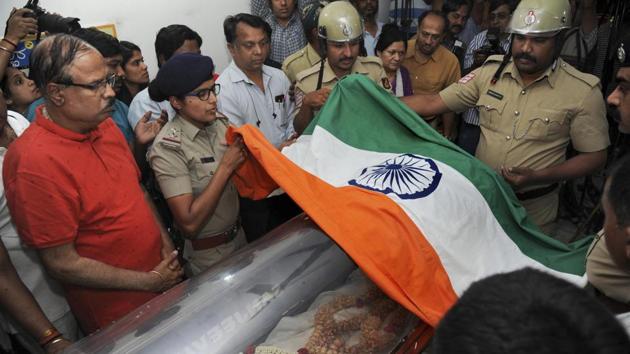 Police personnel pays tribute to Union Parliamentary Affairs Minister Ananth Kumar in Bengaluru. Kumar, 59, passed away in Bengaluru early Monday morning after battling lung cancer for several months. He is survived by his wife and two daughters. (Shailendra Bhojak / PTI) Police personnel pays tribute to Union Parliamentary Affairs Minister Ananth Kumar in Bengaluru. Kumar, 59, passed away in Bengaluru early Monday morning after battling lung cancer for several months. He is survived by his wife and two daughters. (Shailendra Bhojak / PTI)
