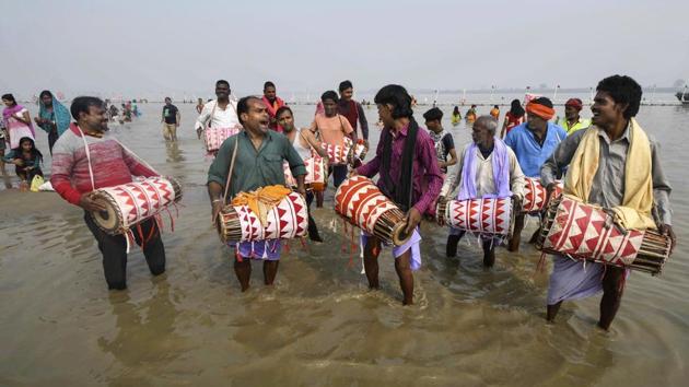 All Delhi government offices and educational institutions will remain closed on account of Chhath puja on Tuesday.(PTI) All Delhi government offices and educational institutions will remain closed on account of Chhath puja on Tuesday.(PTI)