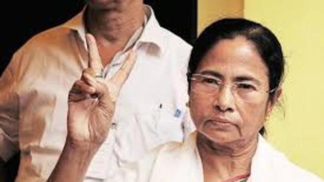 Representatives of a few Bengali cultural organisations from Assam met West Bengal chief minister Mamata Banerjee in Siliguri on November 1 before the Tinsukia killings and requested her to field candidates in all the 14 Lok Sabha seats in the state.(HT Photo)