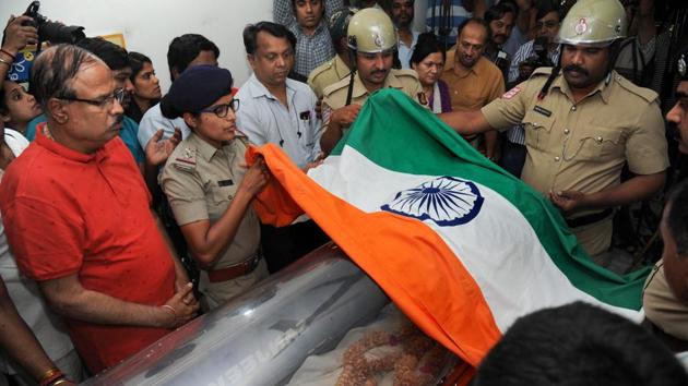 A state funeral with 21-gun salute and guard of honour was accorded on Tuesday to the mortal remains of Union minister for parliamentary affairs Ananth Kumar, who died on Monday at a private hospital in Bengaluru due to multiple organ failure. Kumar, 59, passed away after battling lung cancer for several months. (PTI File) A state funeral with 21-gun salute and guard of honour was accorded on Tuesday to the mortal remains of Union minister for parliamentary affairs Ananth Kumar, who died on Monday at a private hospital in Bengaluru due to multiple organ failure. Kumar, 59, passed away after battling lung cancer for several months. (PTI File)