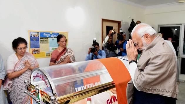 Prime Minister Narendra Modi pays his last respects to Union Parliamentary Affairs Minister Ananth Kumar in Bengaluru on November 12.(PTI Photo)