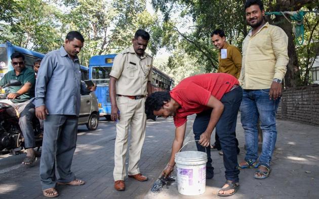 An anti-spitting drive at Mhasoba gate chowk in Shivajinagar  on Monday. The objective behind the punishment is to send across a message to people that when offenders are made to clean their own spit, they will feel ashamed and think twice before spitting on the streets again, said Dnyaneshwar Molak, Pune municipal corporation solid waste management department chief. (SANKET WANKHADE/HT PHOTO) 