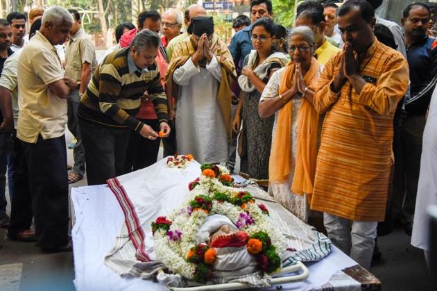 Friends and family members paying their last respects to veteran theatre and Marathi film actor Lalan Sarang at Balgandharva Rang Mandir on Saturday. The actor passed away on Friday at Joshi Hospital in Pune where she was hospitalised for a month for multiple ailments, according to her son Rakesh Sarang. Lalan Sarang was 79 years old. (SANKET WANKHADE/HT PHOTO) Friends and family members paying their last respects to veteran theatre and Marathi film actor Lalan Sarang at Balgandharva Rang Mandir on Saturday. The actor passed away on Friday at Joshi Hospital in Pune where she was hospitalised for a month for multiple ailments, according to her son Rakesh Sarang. Lalan Sarang was 79 years old. (SANKET WANKHADE/HT PHOTO)